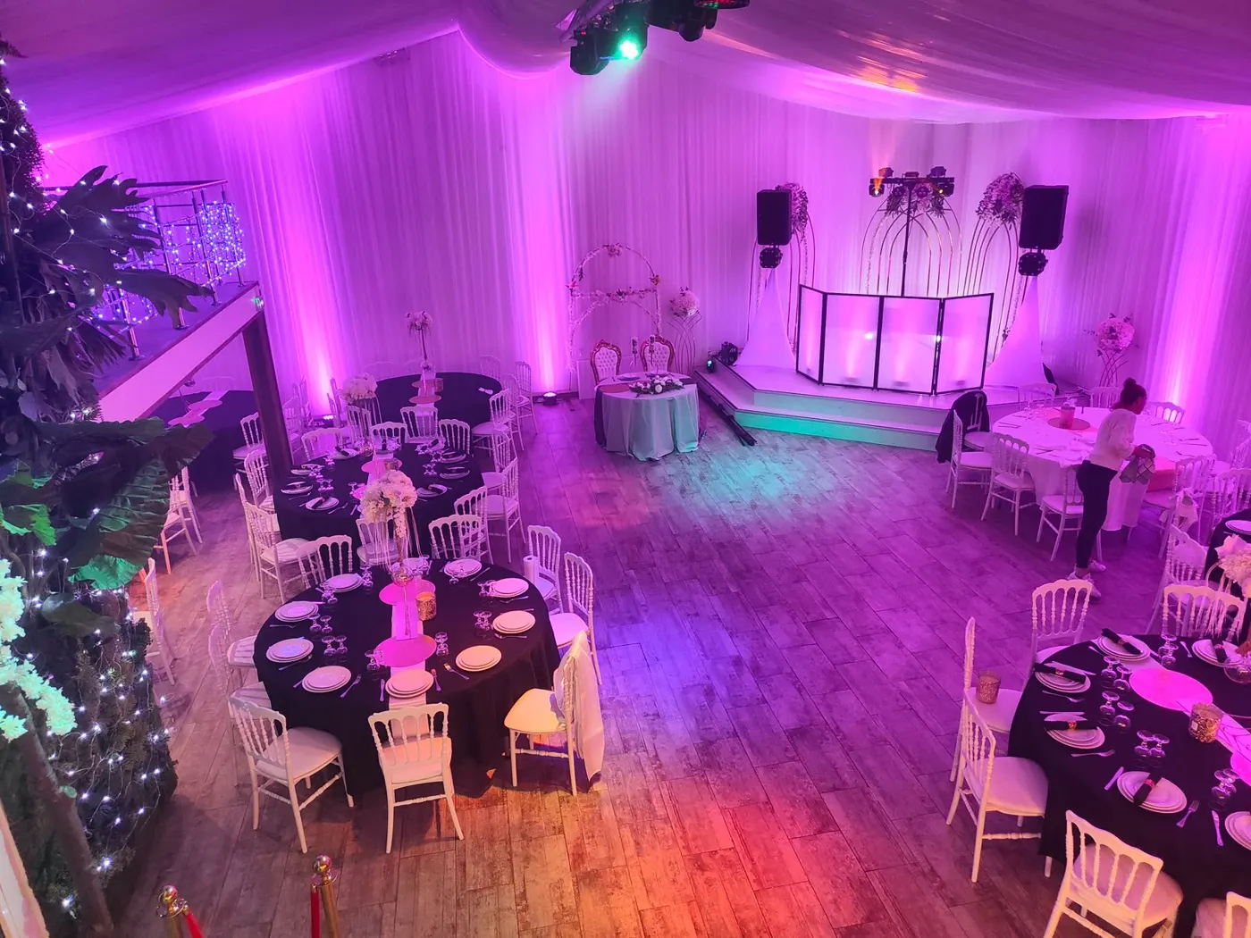 Salle de réception de mariage avec cabine DJ Krys Events