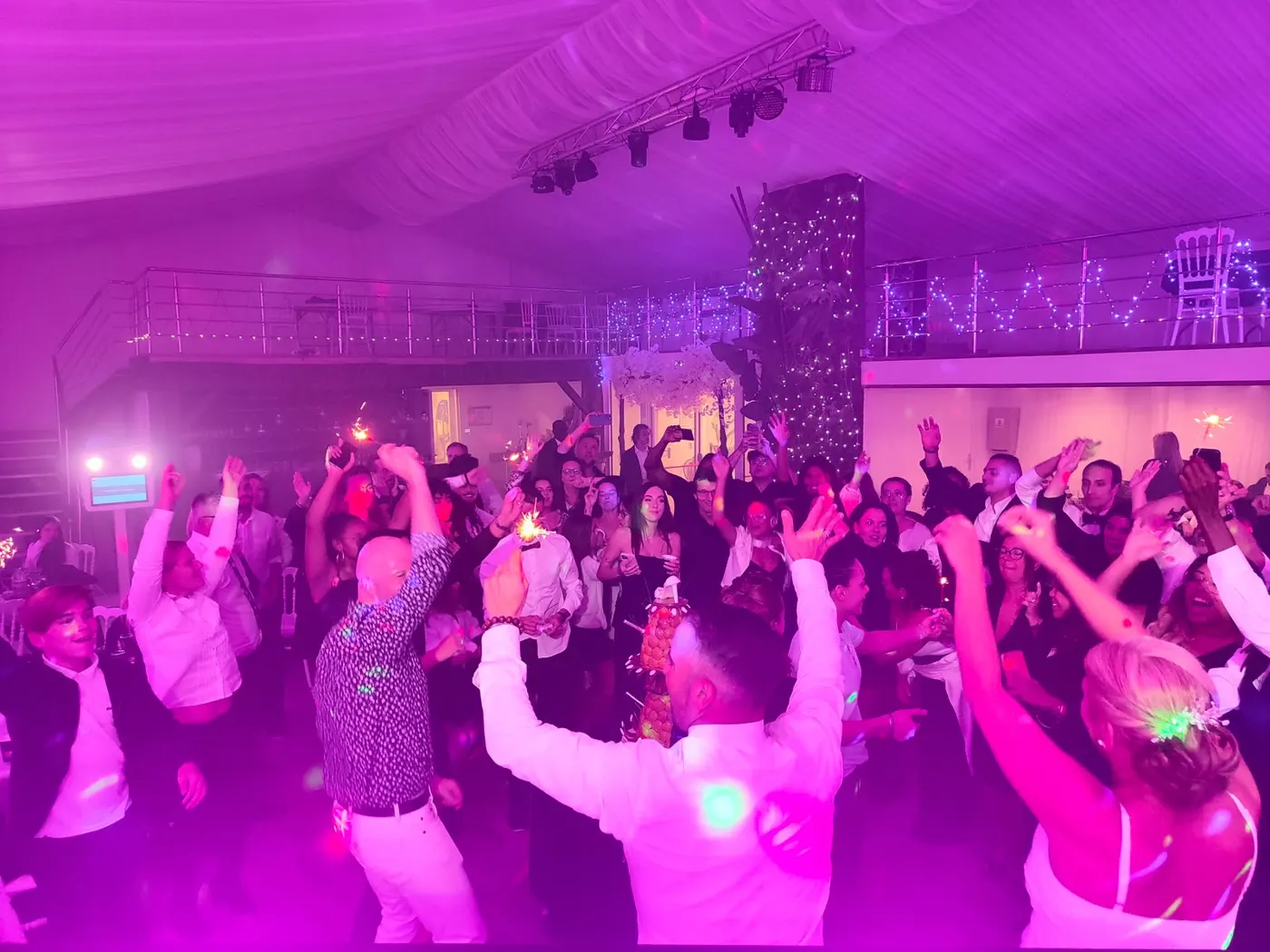 Piste de danse animée par Krys Events sous lumières roses