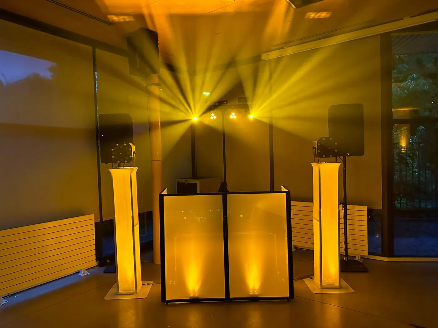 Cabine DJ Krys Events éclairée en doré