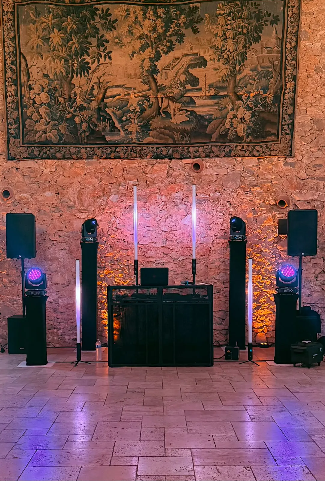 Installation sonorisation et lumières dans une salle en pierre
